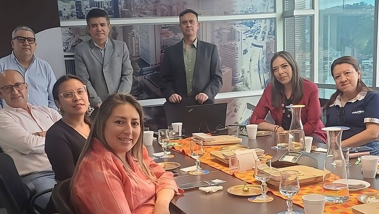 Equipo de la mayorista de turismo especializado ACIERTO, encabezado por su gerente general Fernando Calderón (1o der.), durante una capacitación de ProColombia. Actualmente, la empresa promueve un programa de Turismo Educativo en Medellín.
