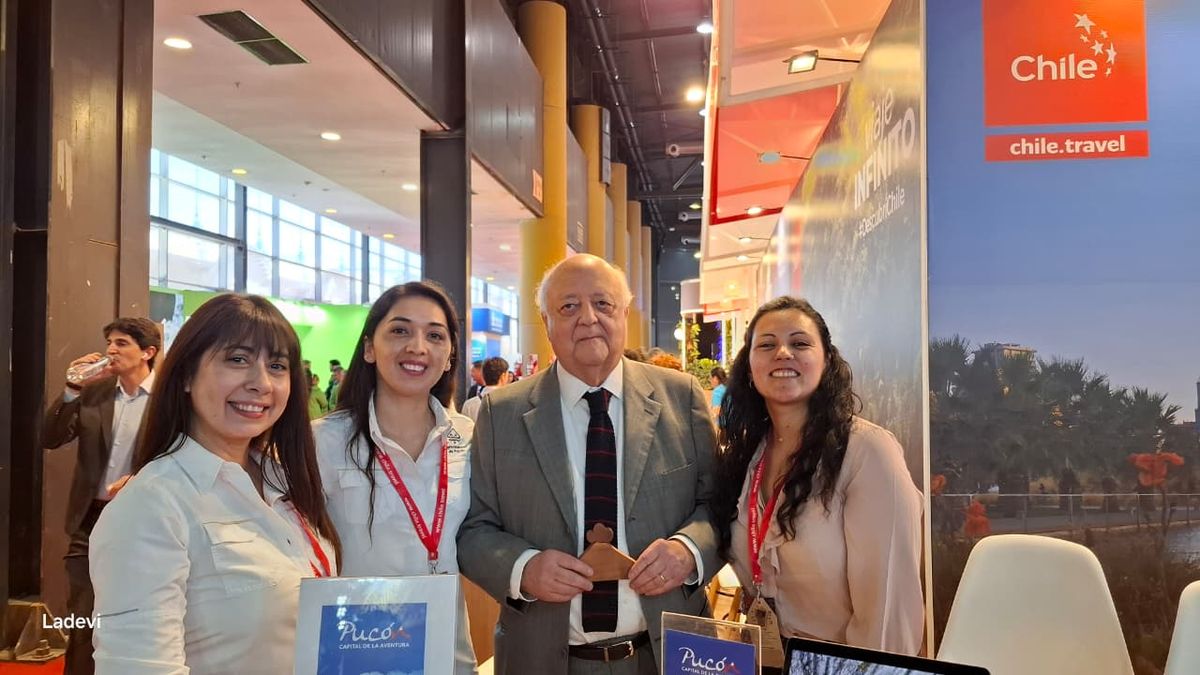 El embajador Viera-Gallo junto a las representantes de Pucón en FIT 2025. 