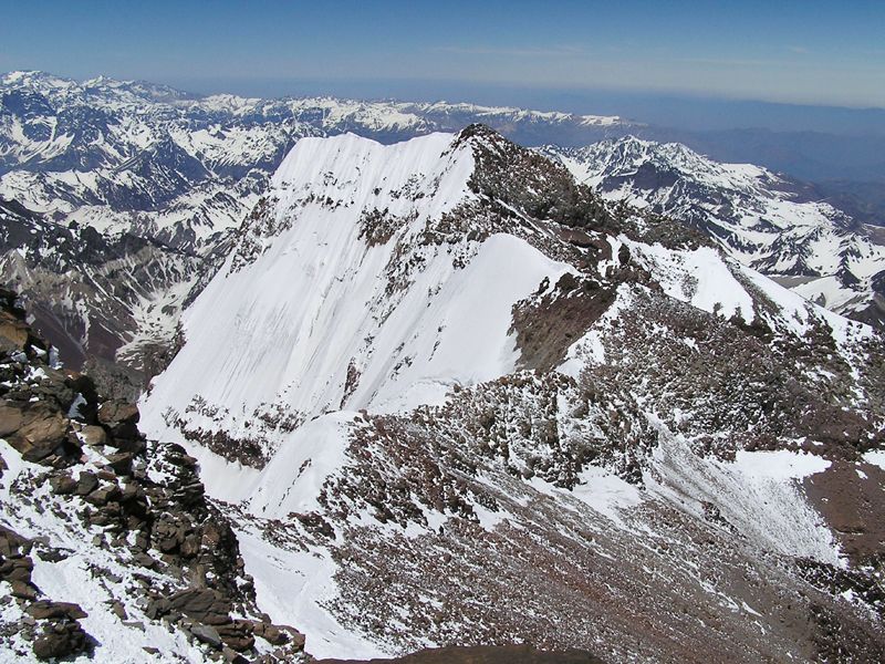 El Aconcagua es uno de los picos más altos del mundo, con 6.962 m. de altura.