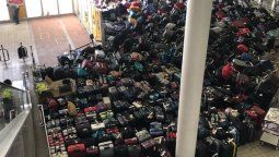 Valijas acumuladas en una terminal de Heathrow, Londres. No solo las aerolíneas se ven afectadas por la falta de personal: también las empresas de handling.
