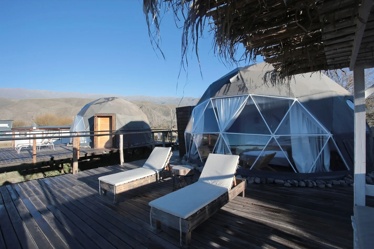 Escapadas en Tafi del Valle: un glamping con pared transparente para dormirse viendo las estrellas.