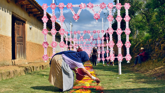 Déjate envolver por el ambiente de Día de Muertos en Michoacán.