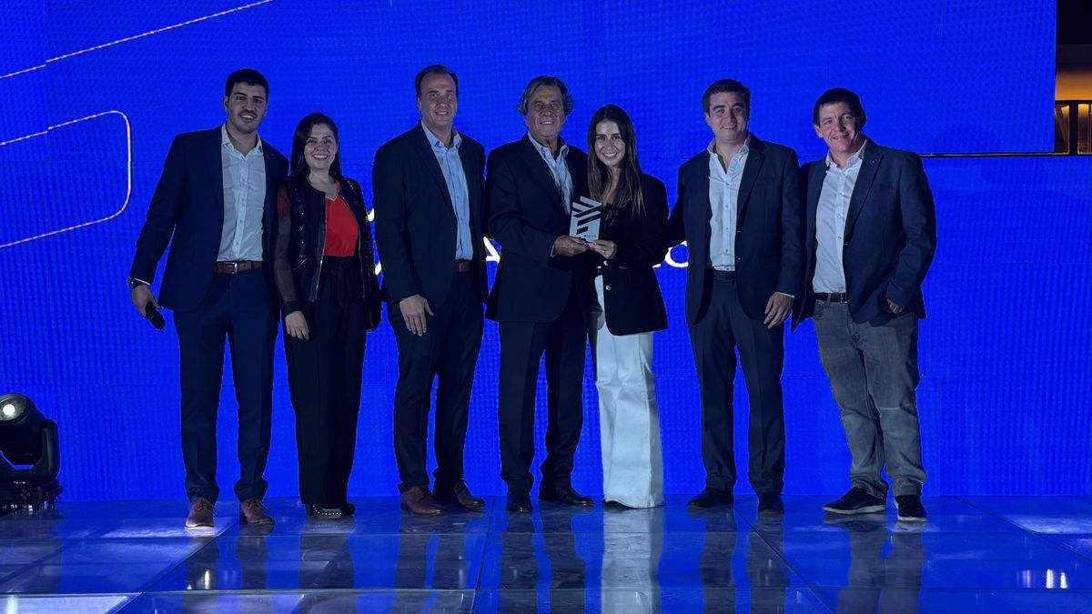 Bernardita Gepp y Freddy Gepp, de Via Club, recibieron uno de los reconocomientos que Latam Airlines entrego en Master Latam 2025.