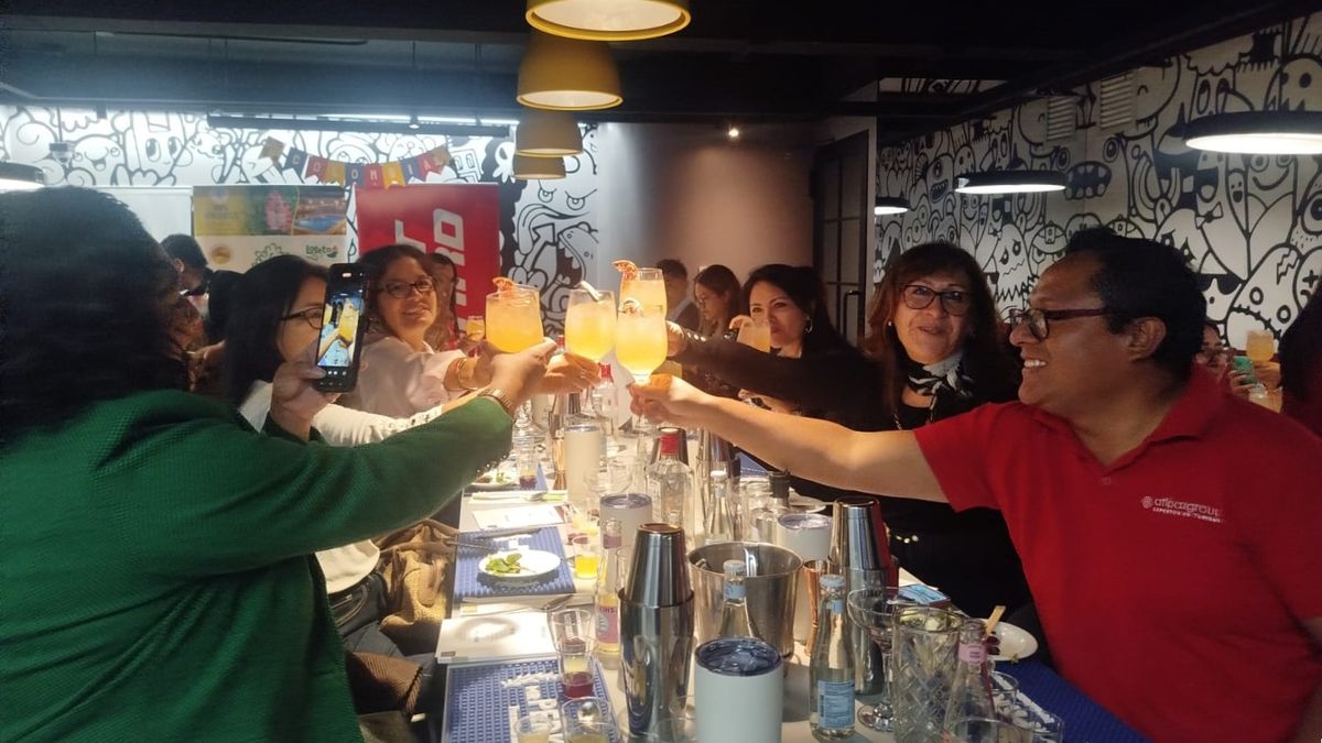 Profesionales del turismo reunidos en una noche para compartir en fraternidad.