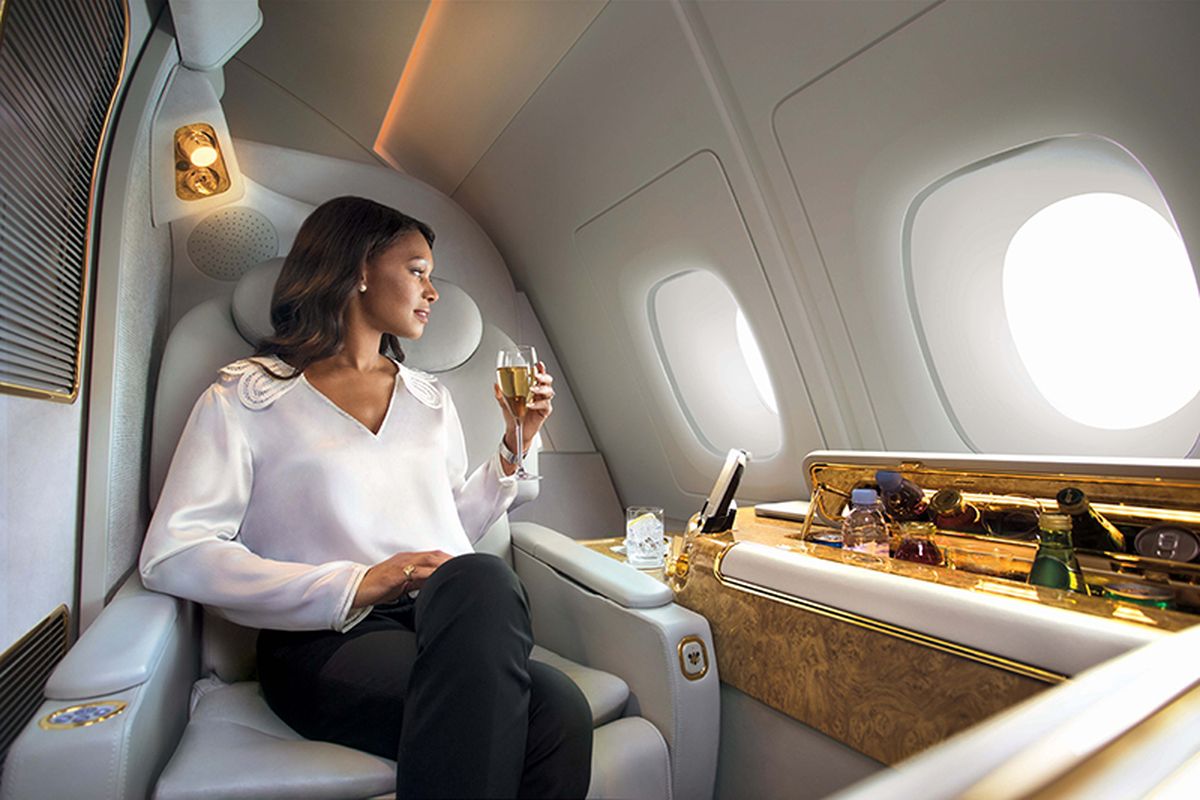Lujo total en First Class de Emirates con champagne Dom Pérignon en todas las rutas.  