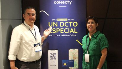 Carlos Gómez, director del Canal de Distribuidores de Conecty, y Marcia Cañarte, ejecutiva comercial. La SIM Card ofrece planes de datos de internet móvil.&nbsp;
