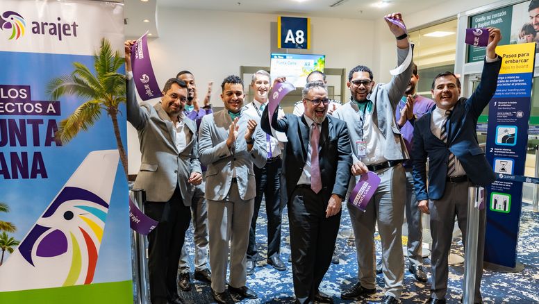 Autoridades de Arajet y del aeropuerto de Quito en la inauguración del vuelo que une a la capital de Ecuador con Punta Cana.