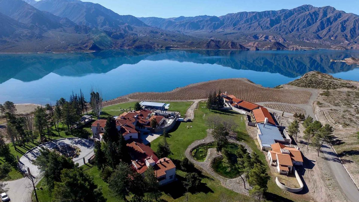 Vacaciones 2025: conocé el mágico pueblito de Mendoza que está rodeado por imponentes valles y cascadas.