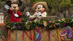 Mickey y Minnie, los grandes anfitriones de las celebraciones navideñas en Walt Disney World.