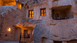 Explora Turquía, el país que une dos contenientes, hospedándote en un hotel cueva.&nbsp;