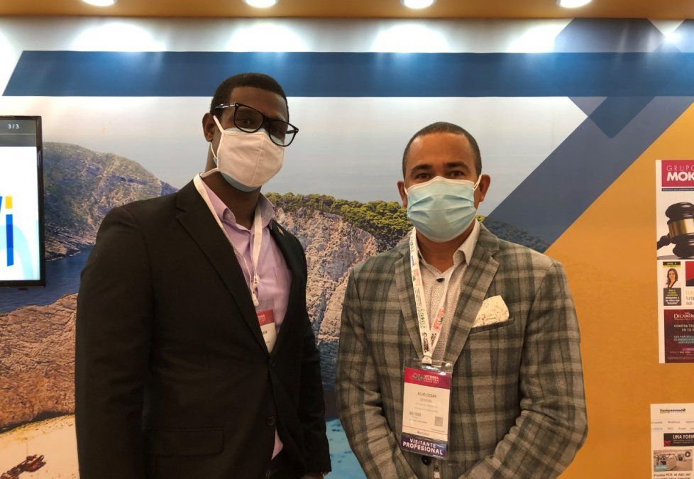 Ricky Núñez y Julio César Mordán, director de la Oficina de Turismo de República Dominicana, en Anato.