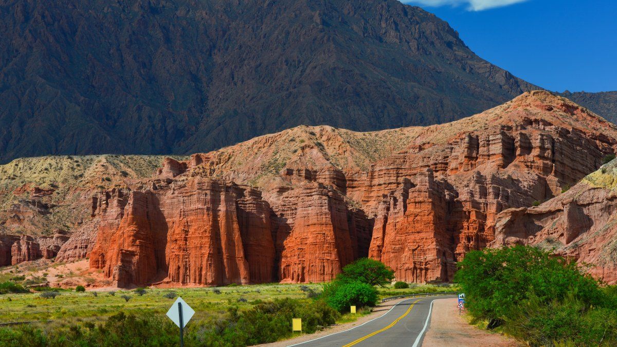 Los vuelos low cost a Salta son considerablemente más económicos que los operados por aerolíneas tradicionales.