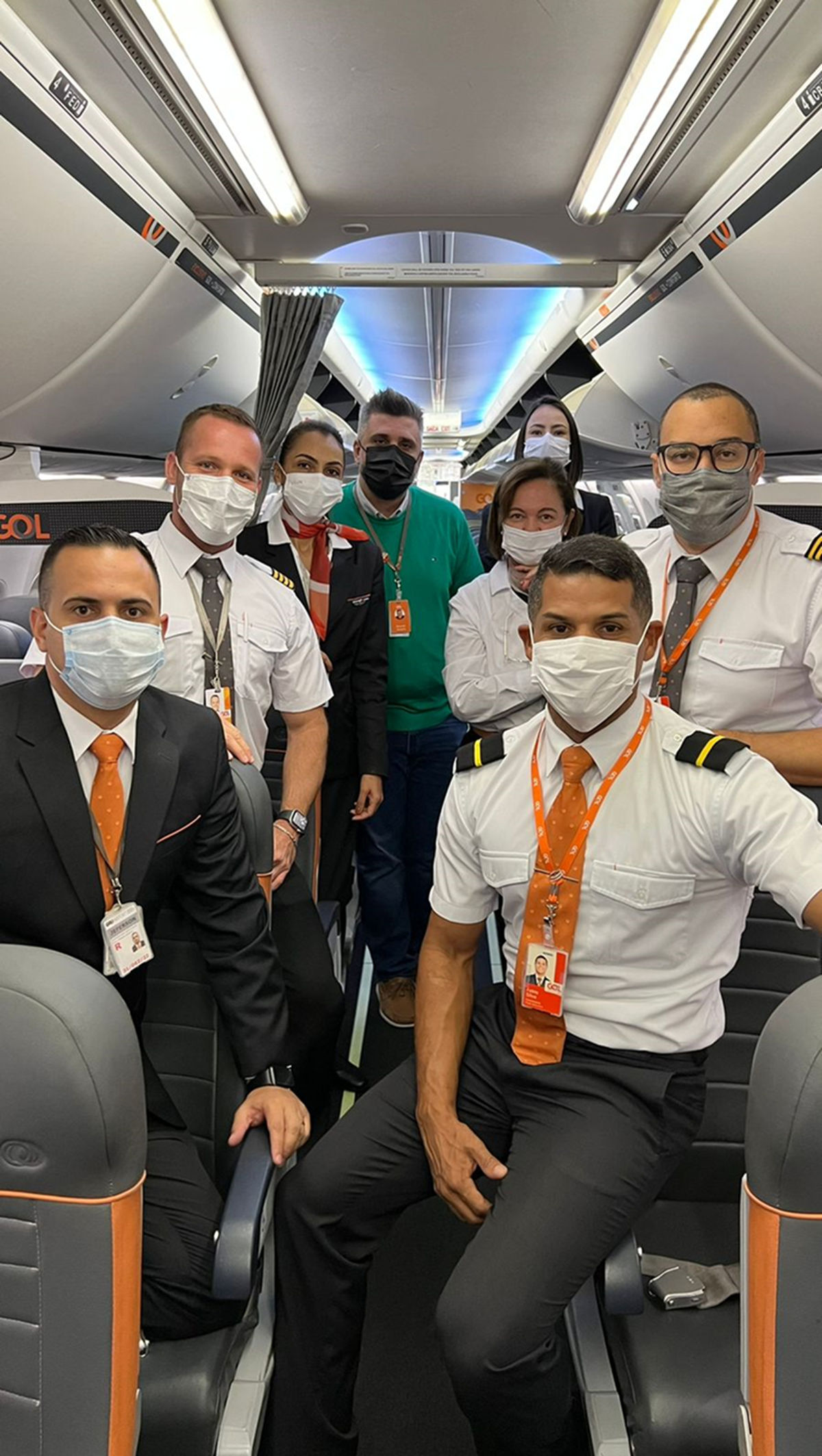 La tripulaci&oacute;n de Gol que realiz&oacute; el vuelo de reanudaci&oacute;n entre Guarulhos, San Pablo, y Santa Cruz de la Sierra, Bolivia, tras m&aacute;s de dos a&ntilde;os de suspensi&oacute;n.