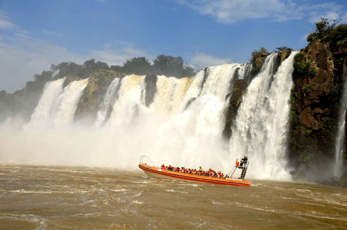 Vacaciones de Invierno 2022: estos son los precios de la Gran Aventura que lleva en lancha a conocer las Cataratas del Iguazú de cerca.