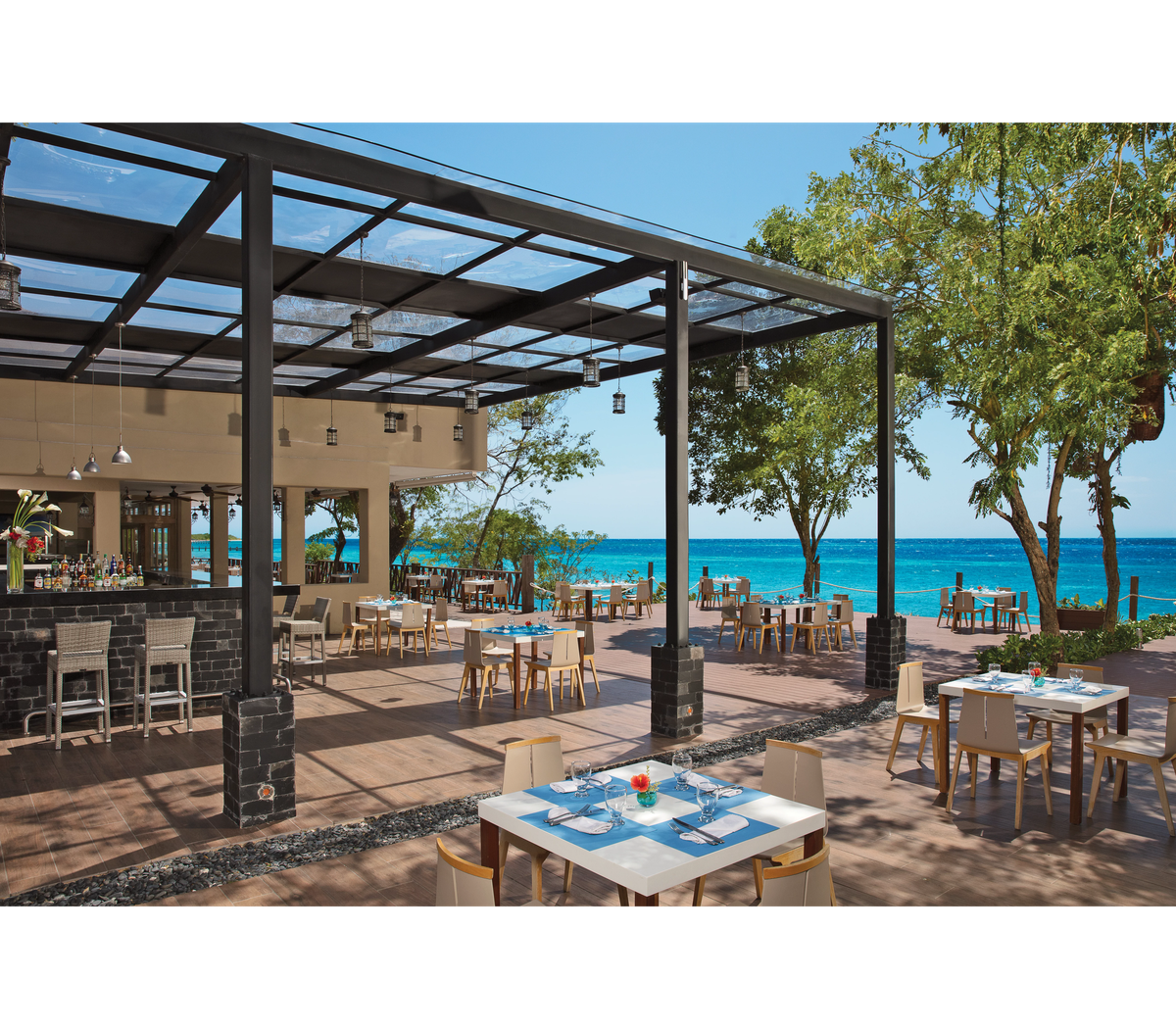 El nuevo hotel de AMR Collection, Dreams Cozumel Cape Resort & Spa, ofrece tres restaurantes gourmet a la carta, un bufé y tres bares, así como servicio a la habitación las 24 horas.