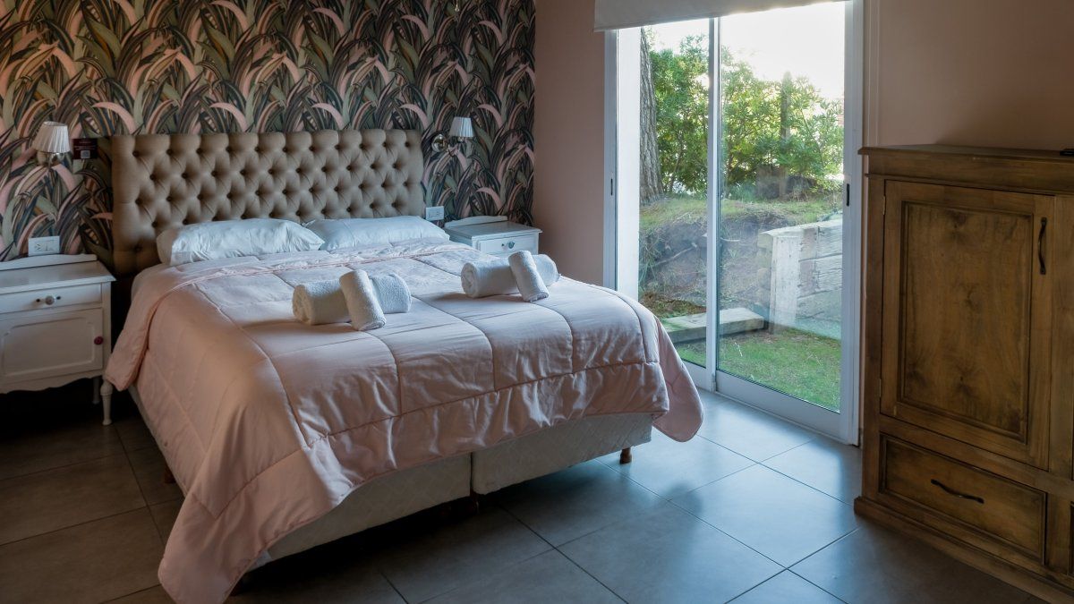 Vacaciones en Villa Gesell: los apart hotel cuentan con habitaciones equipadas con la calidad y los detalles de confort de un hotel, a lo que suman una cocina equipada y living-comedor.