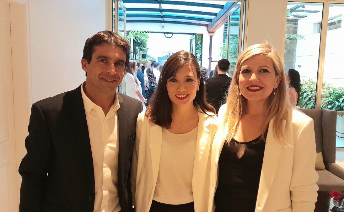 Juan Trussi, Tatiana Arroyo, y Rocío González Oliver durante el ameno encuentro brindado por Loi Suites.