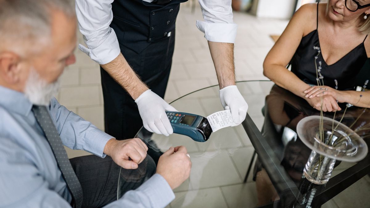 Dólar tarjeta por encima de los $ 2.000: pagar los consumos en el exterior con dólares propios puede reducir el desembolso frente a la liquidación en pesos.