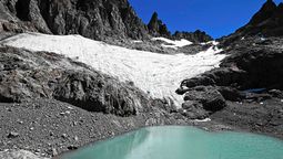La Laguna del Ventisquero es un paisaje increíble que puede visitarse en verano en el Cerro Perito Moreno desde El Bolsón.