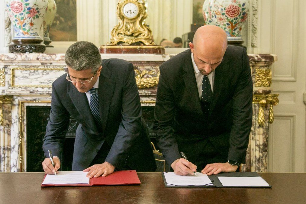 El presidente de la Autoridad de Aviación Civil de Qatar, Mohamed Alhajri; y el Secretario de Transporte del Ministerio de Economía de la Argentina, Franco Mogetta, rubrican el acuerdo.