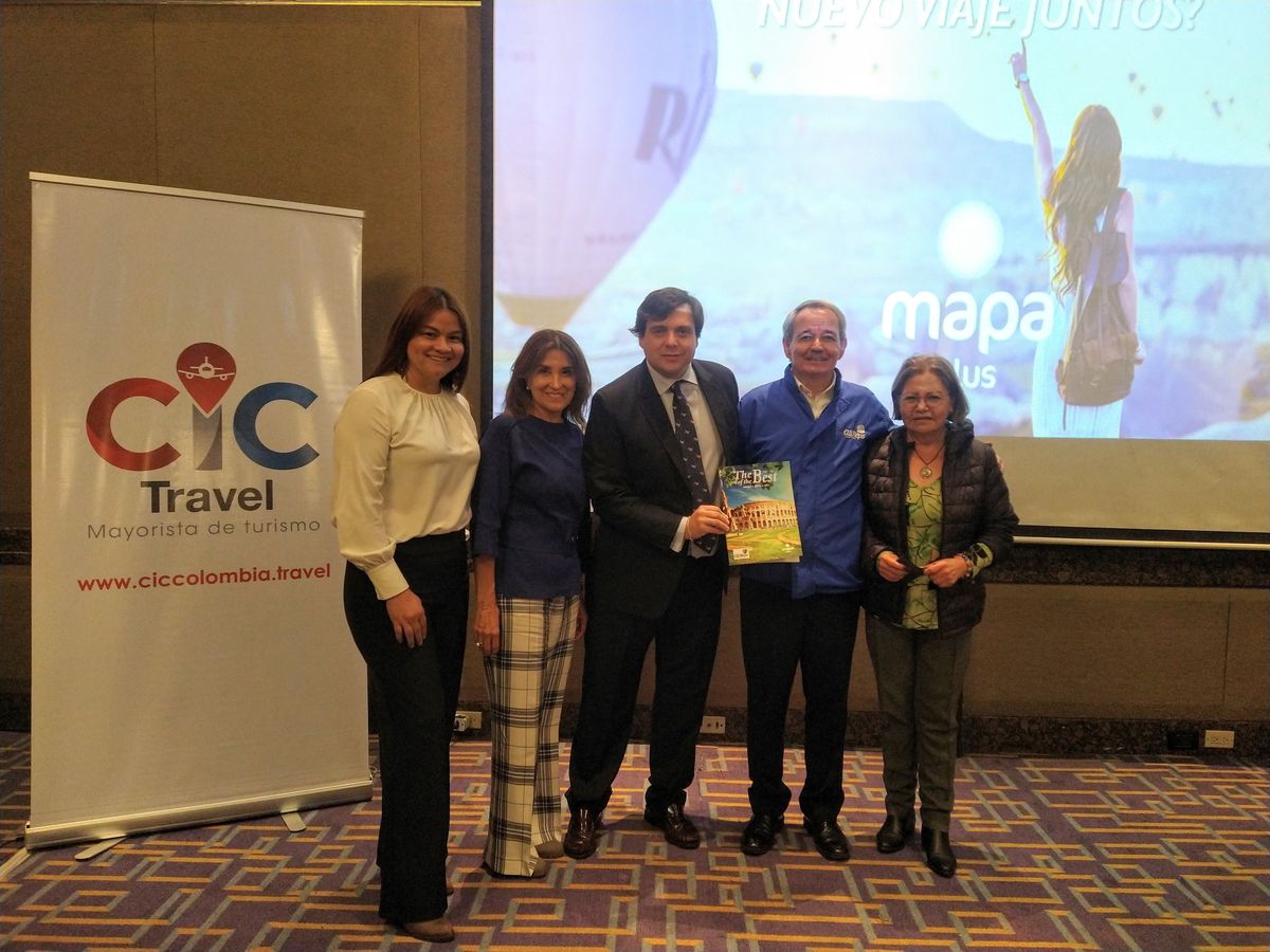 Marisol, directora de producto de CIC Travel, Odalys Bautista, gerente general de All Reps, Antonio Marquez, director Comercial y de Marketing de Mapaplus, Alvaro, director Comercial de All Reps y la ganadora del sorteo.
