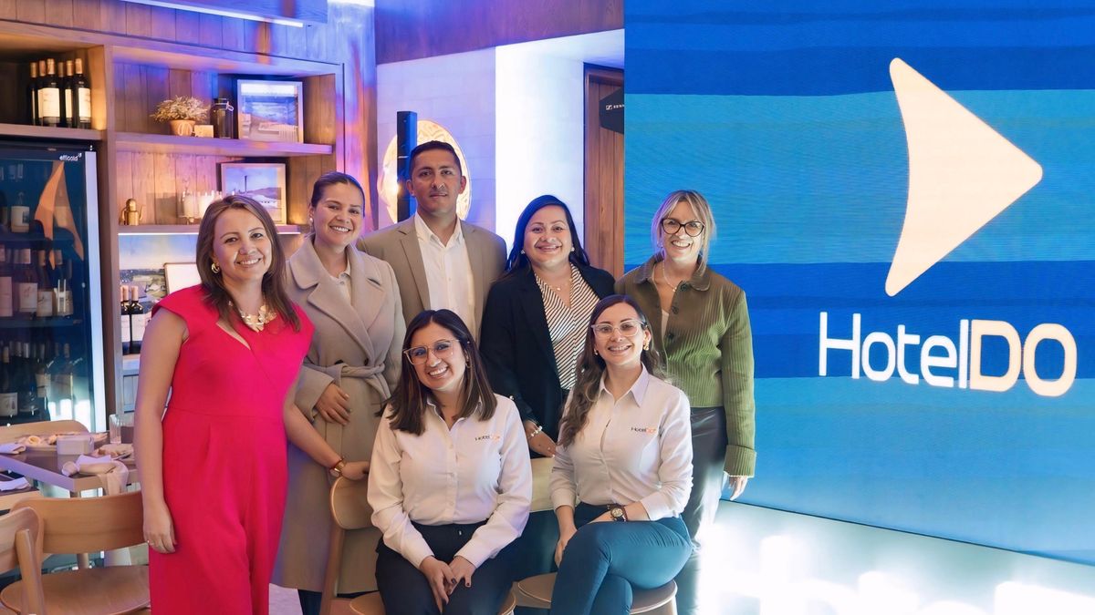 Representantes de HotelDO y de la Autoridad de Turismo de Aruba durante el evento en Bogotá. &nbsp;