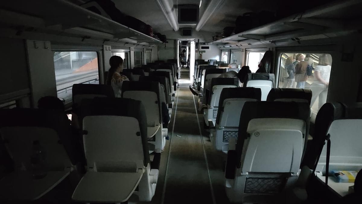 Interior de un tren de Renfe tras el apagón eléctrico.