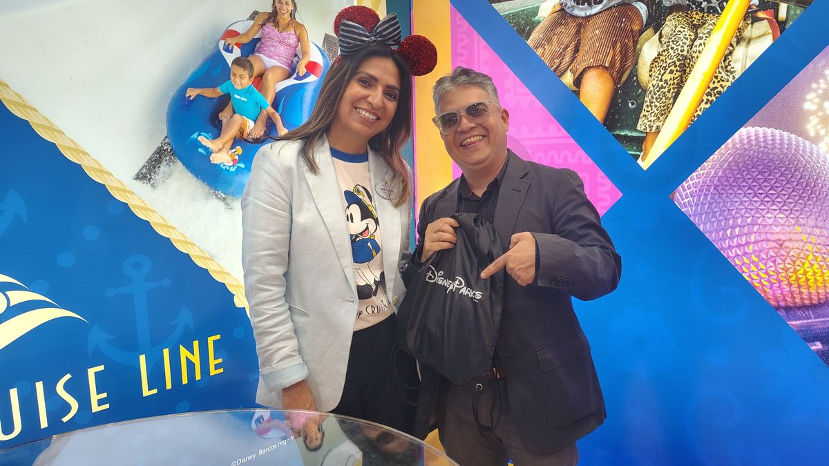Myriam Guzm&aacute;n, Training Specialist for Disney Destinations Latam, junto a una de las agencias de viajes ganadoras en el sorteo.
