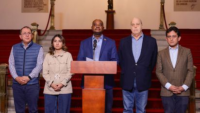 Viceministro de Relaciones Exteriores, Jorge Rojas; próxima canciller, Laura Sarabia; canciller saliente, Luis Gilberto Murillo; embajador de Colombia en Washington D.C., Daniel García-Peña; y el ministro de Comercio, Industria y Turismo, Luis Carlos Reyes.