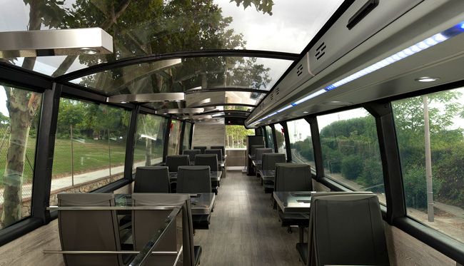 El interior del bus se destaca por su moderno diseño.