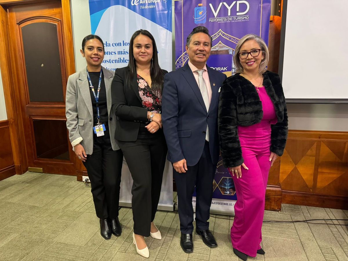 Expositores de la noche, en el evento de presentación de nuevos destinos de Dorak y VyD.
