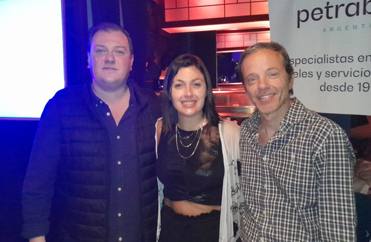 Eduardo Fernández, Natally Romano, y Fernando Breyter durante el evento convocado por Petrabax.