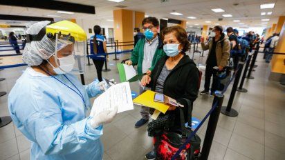 Con el fin de evitar los contagios producidos por el Covid-19, se ha impuesto una serie de requisitos para las personas que deseen viajar por bus o avión durante las fiestas de fin de año.