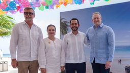 Juanita Alonso, Bernardo Cueto Riesta y Jason Liberty, presidente y CEO de Royal Caribbean Group.