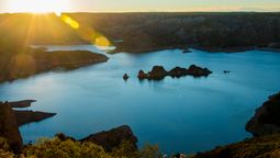 altText(La espectacular experiencia en Mendoza para comer un asado en balsa por un hermoso lago cristalino)}