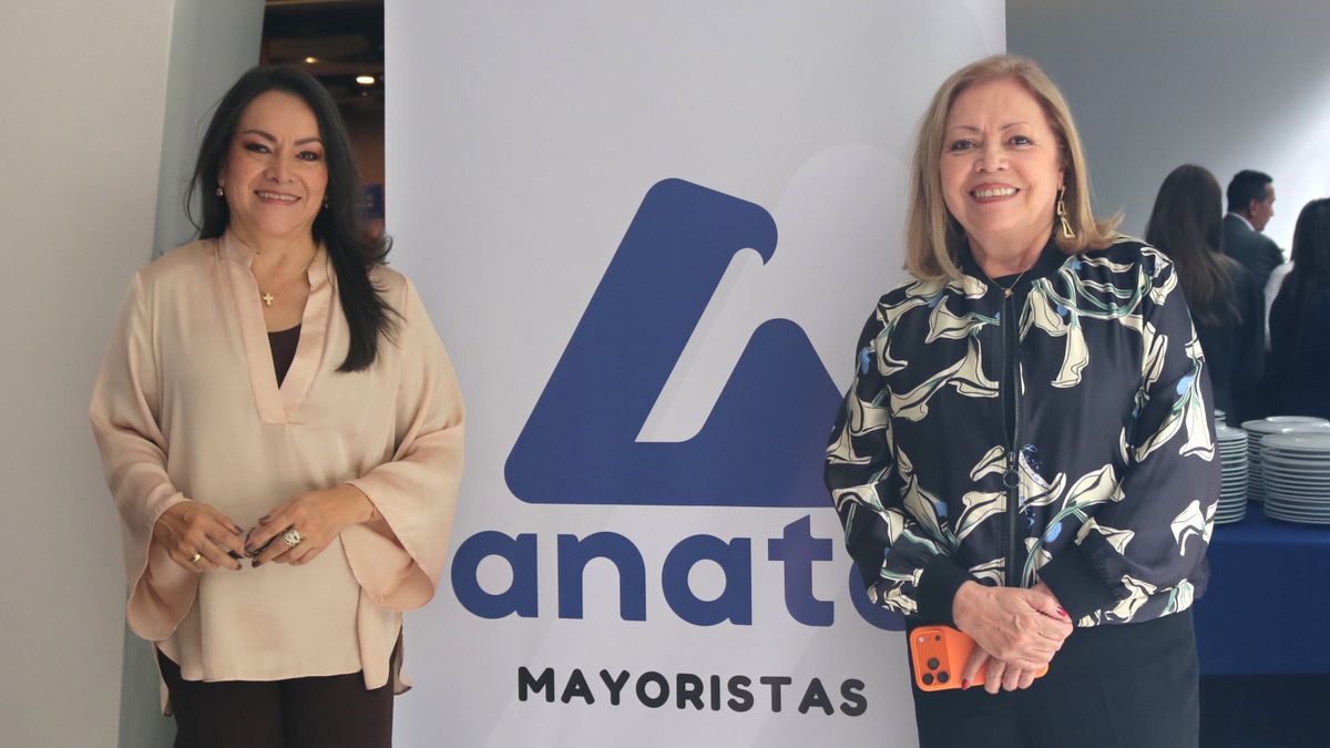 Giomar Rodríguez, directora ejecutiva, y Rocío Rodríguez, presidenta de Anato Capítulo Mayoristas, durante la rueda de negocios del segundo semestre realizada en Bogotá.