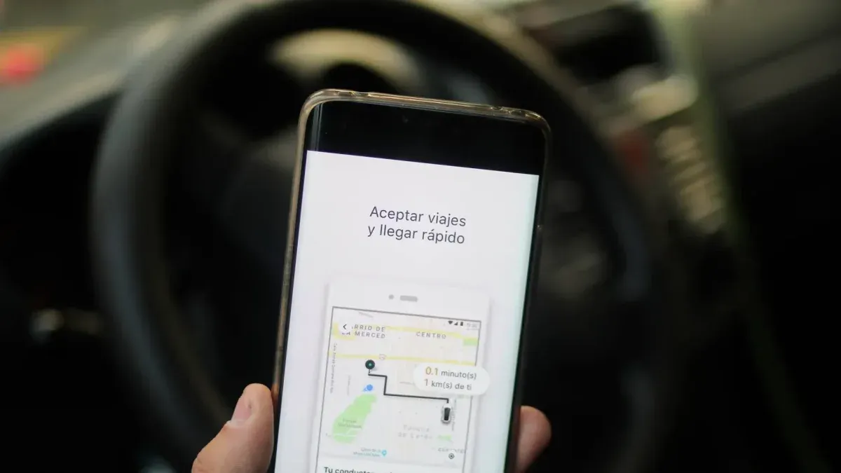 Anteriormente, los conductores de las aplicaciones de transporte podían retirar a sus pasajeros desde aéreas señalizadas y vigiladas del Aeropuerto Internacional de la Ciudad de México (AICM).