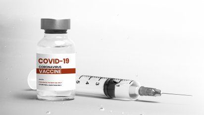 A la fecha, OMS ha autorizado las vacunas de Pfizer/BioNTech, AstraZeneca/Oxford-SKBio, Janssen, Moderna, Sinopharm y Sinovac.