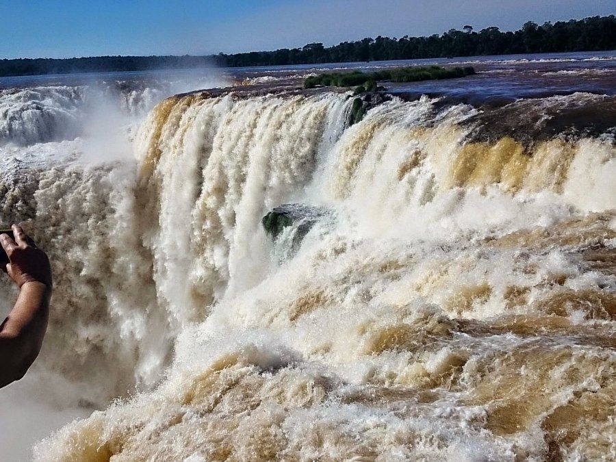 El caudal normal de las Cataratas del Iguazú es de aproximadamente 1.500 metros cúbicos.