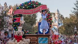 El desfile “A Christmas Fantasy” regresa a Disneyland Resort con toda su magia y colorido.