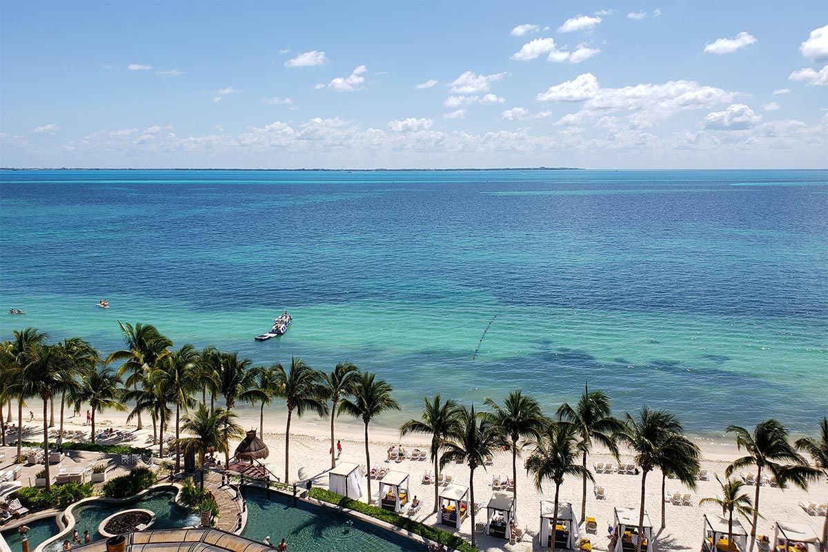 Cancún cuenta con playas hermosas para disfrutar tus vacaciones con los paisajes más relajantes y con un ambiente caribeño único.