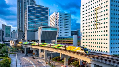 Brightline conecta Orlando y Miami con paradas en el centro de las ciudades clave de West Palm Beach, Boca Ratón, Fort Lauderdale y Aventura.
