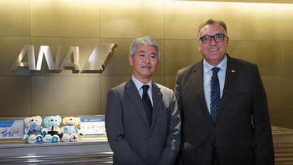 El consejero de Turismo, Cultura y Deporte, Arturo Bernal, en la sede de ANA para ampliar la conectividad de vuelos con Japón