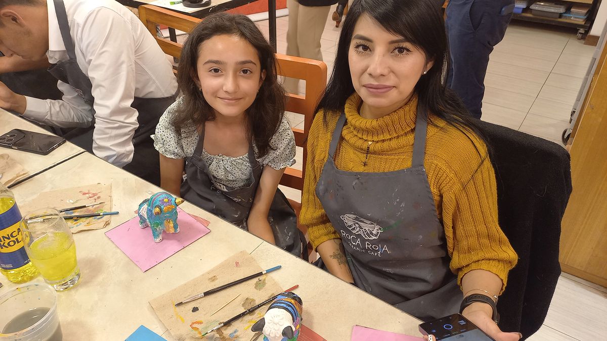 Agentes de viajes pintaron toritos de Pucará en el marco de la capacitación de PromPerú y Travel Group.