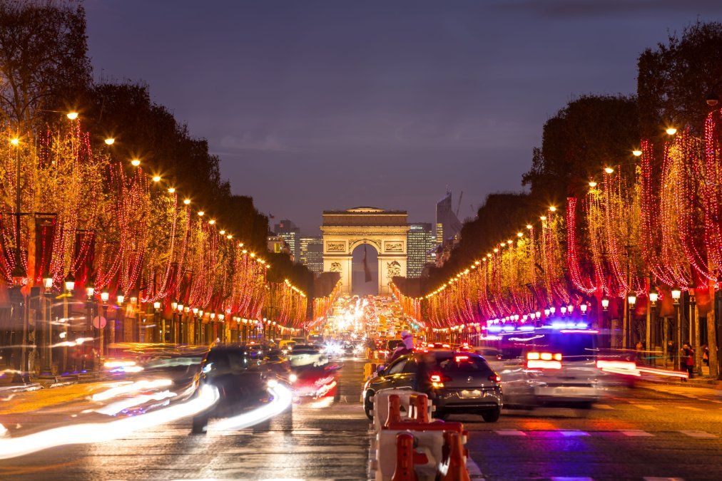 Los Campos Elíseos de París se iluminan durante Navidad. 