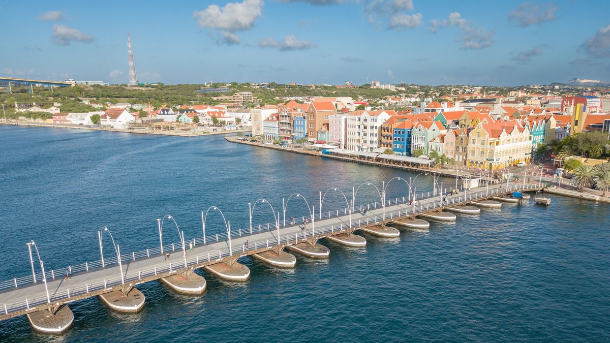 El colorido centro histórico de Willemstad, declarado Patrimonio de la Humanidad por la UNESCTO, hace parte de las experiencias que complementan reuniones, incentivos y bodas de destino en Curazao. El colorido centro histórico de Willemstad, declarado Patrimonio de la Humanidad por la UNESCTO, hace parte de las experiencias que complementan reuniones, incentivos y bodas de destino en Curazao.