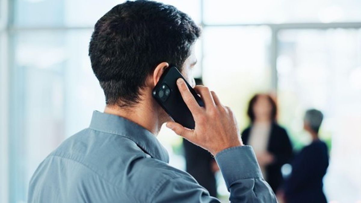 Chile: cuando la empresa necesita movilidad, anexos, desvíos, reportes y mejor continuidad, la telefonía IP puede ordenar la operación sin obligar a instalar una central física compleja.