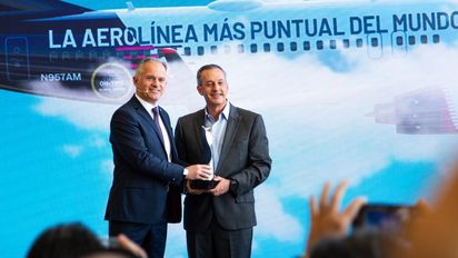 El director general de Cirium, Jeremy Bowen, junto al director general de Aeroméxico, Andrés Conesa.