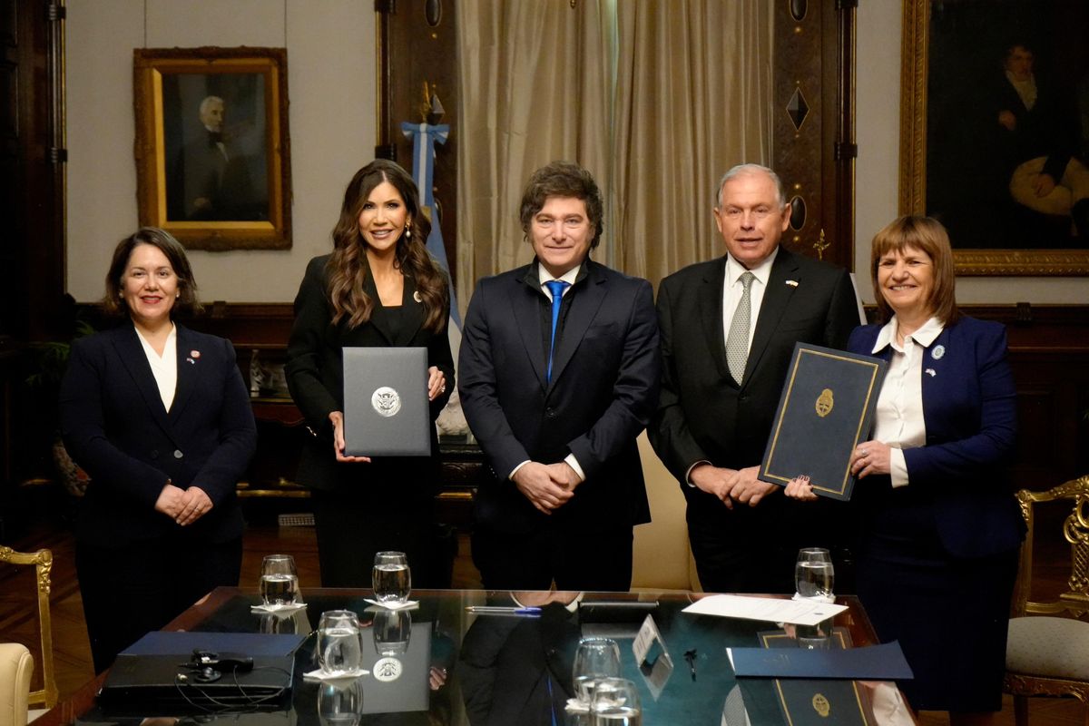 Argentina firmó el proceso de incorporación al Visa Waiver Program durante la visita de Kristi Noem.