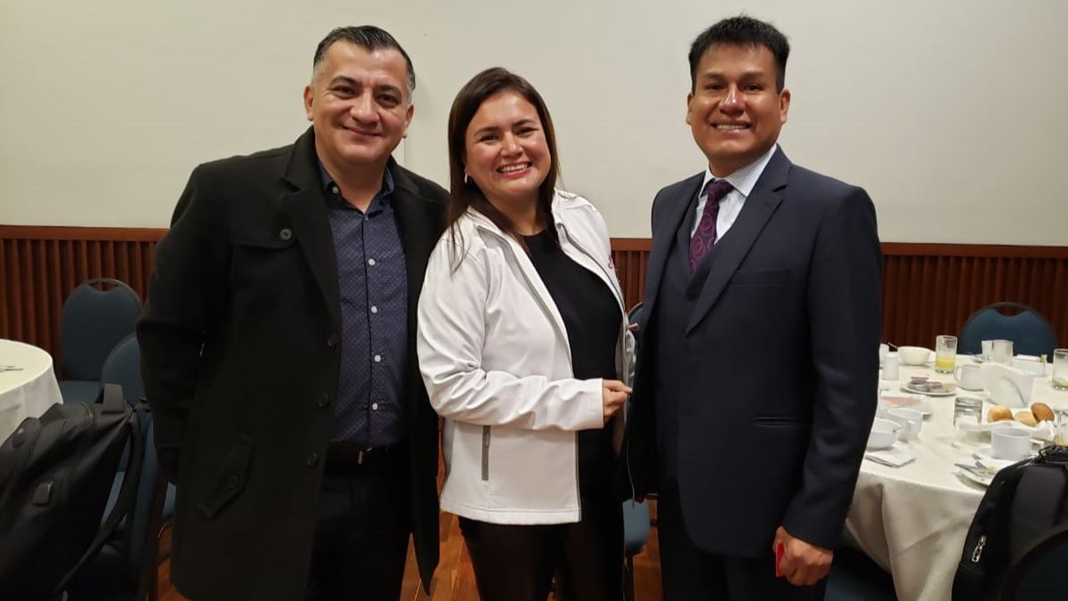 Vanessa Asencios y agentes de viajes agradecidos por la capacitación.